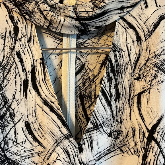 ASTR The Label Black and White Abstract Long Sleeve Keyhole Blouse - Picture 3 of 7